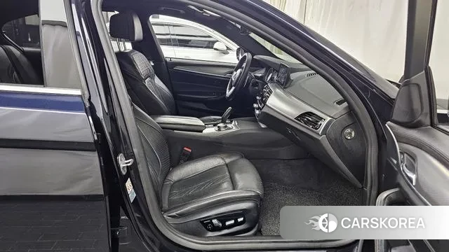 BMW 5 Series (G30) 2018 Черный из Кореи, фото 2