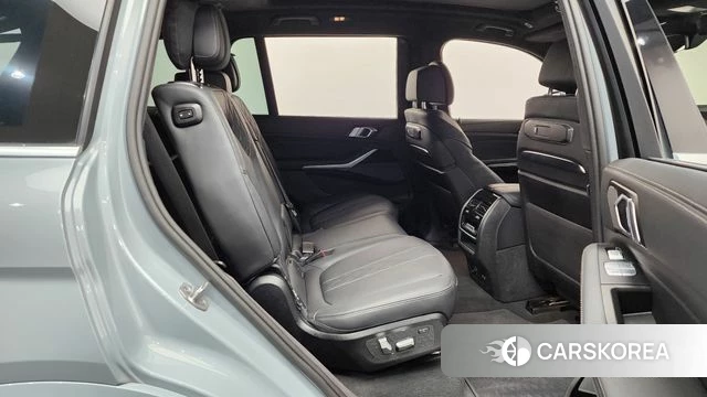 BMW X7 (G07) 2023 Светло-серебряный цвет из Кореи, фото 2