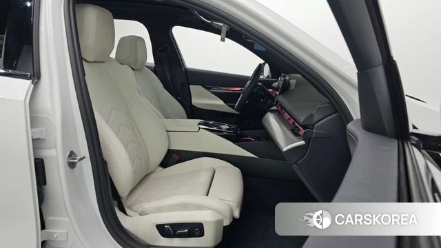 BMW 5 Series (G60) 2025 Белый из Кореи, фото 2