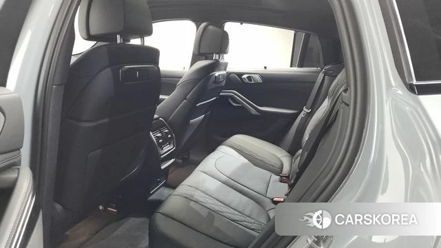 BMW X6 (G06) 2024 Светло-серебряный цвет из Кореи, фото 2