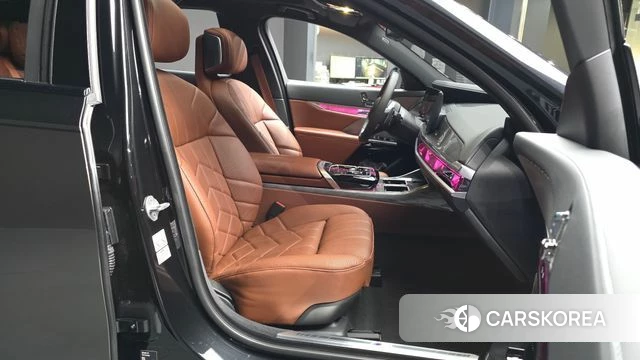 BMW 7 Series (G70) 2024 Черный двухцветный из Кореи, фото 2