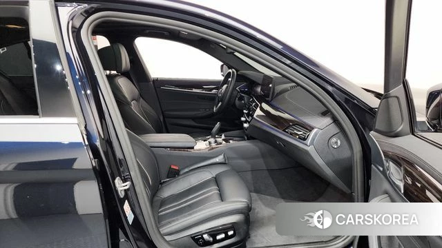 BMW 5 Series (G30) 2022 Черный из Кореи, фото 2