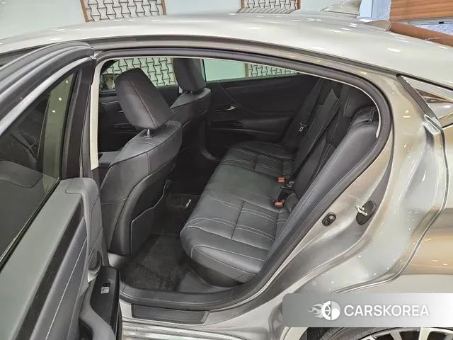 Lexus ES300h 7th generation 2023 Песочный из Кореи, фото 2