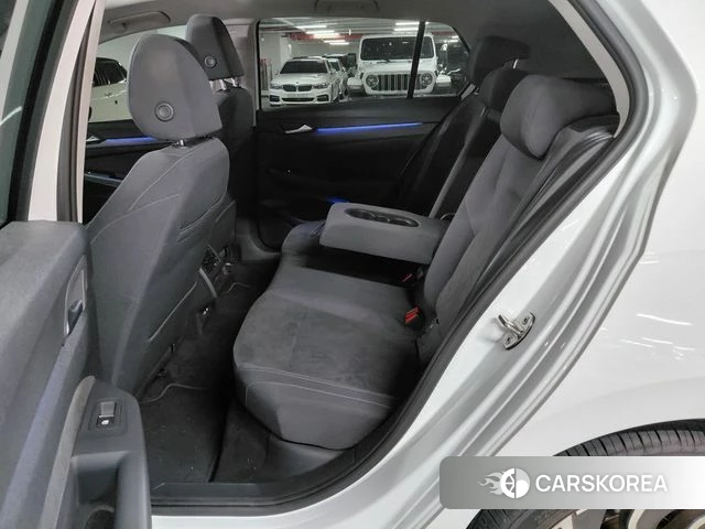Volkswagen Golf 8th Generation 2023 Белый из Кореи, фото 2