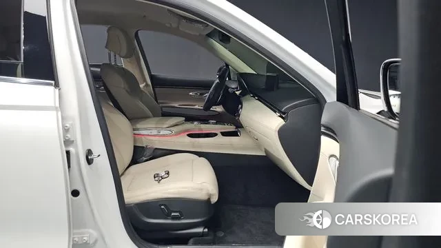 Genesis GV70 2023 Белый из Кореи, фото 2