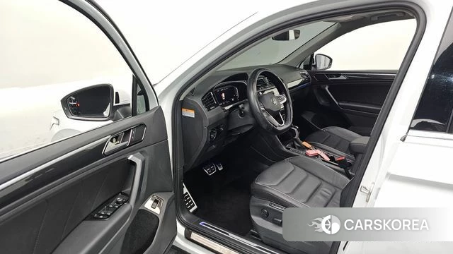 Volkswagen Tiguan second Generation 2022 Белый из Кореи, фото 2