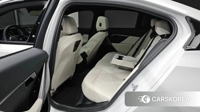 BMW 5 Series (G60) 2025 Белый из Кореи, фото 2