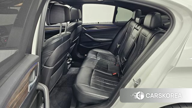 BMW 5 Series (G30) 2018 Белый из Кореи, фото 2