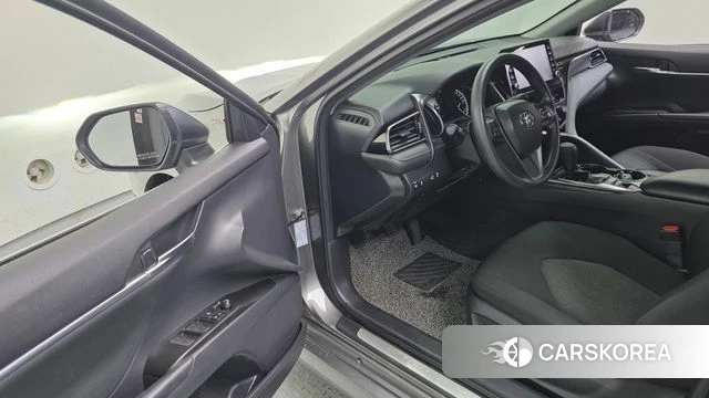 Toyota Camry (XV70) 2023 Серебристо-серый из Кореи, фото 2