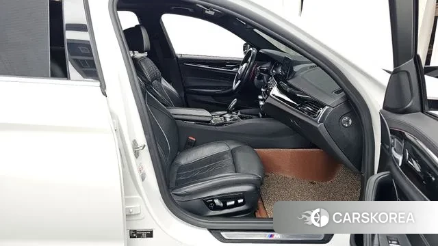 BMW 5 Series (G30) 2018 Белый из Кореи, фото 2