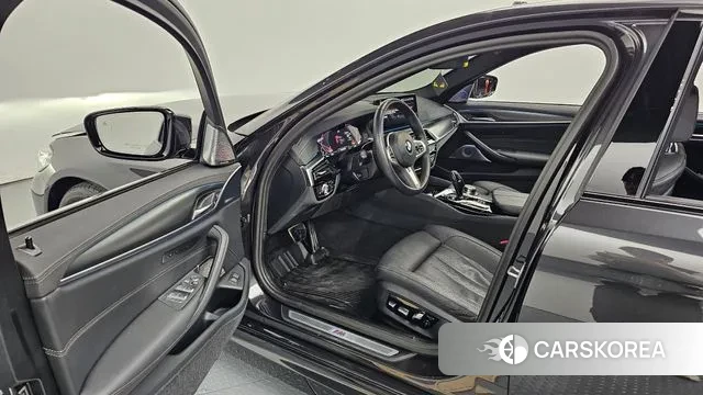 BMW 5 Series (G30) 2023 Серый из Кореи, фото 2