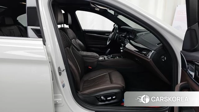 BMW 5 Series (G30) 2019 Белый из Кореи, фото 2