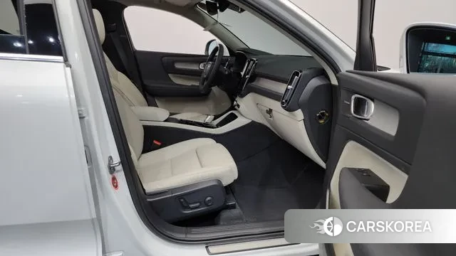Volvo XC40 2023 Белый из Кореи, фото 2