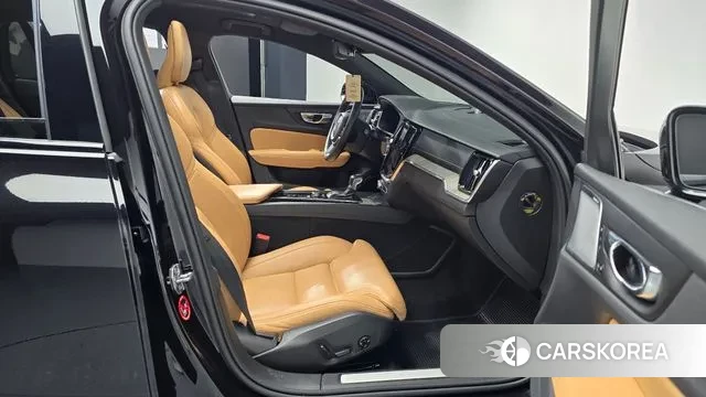 Volvo V60 Cross-Country 2nd Generation 2020 Черный из Кореи, фото 2