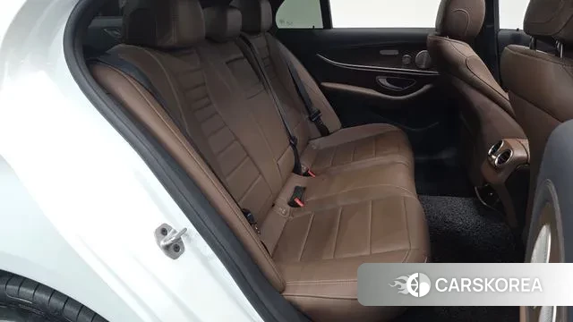 Mercedes-Benz E-Class W213 2023 Белый из Кореи, фото 2