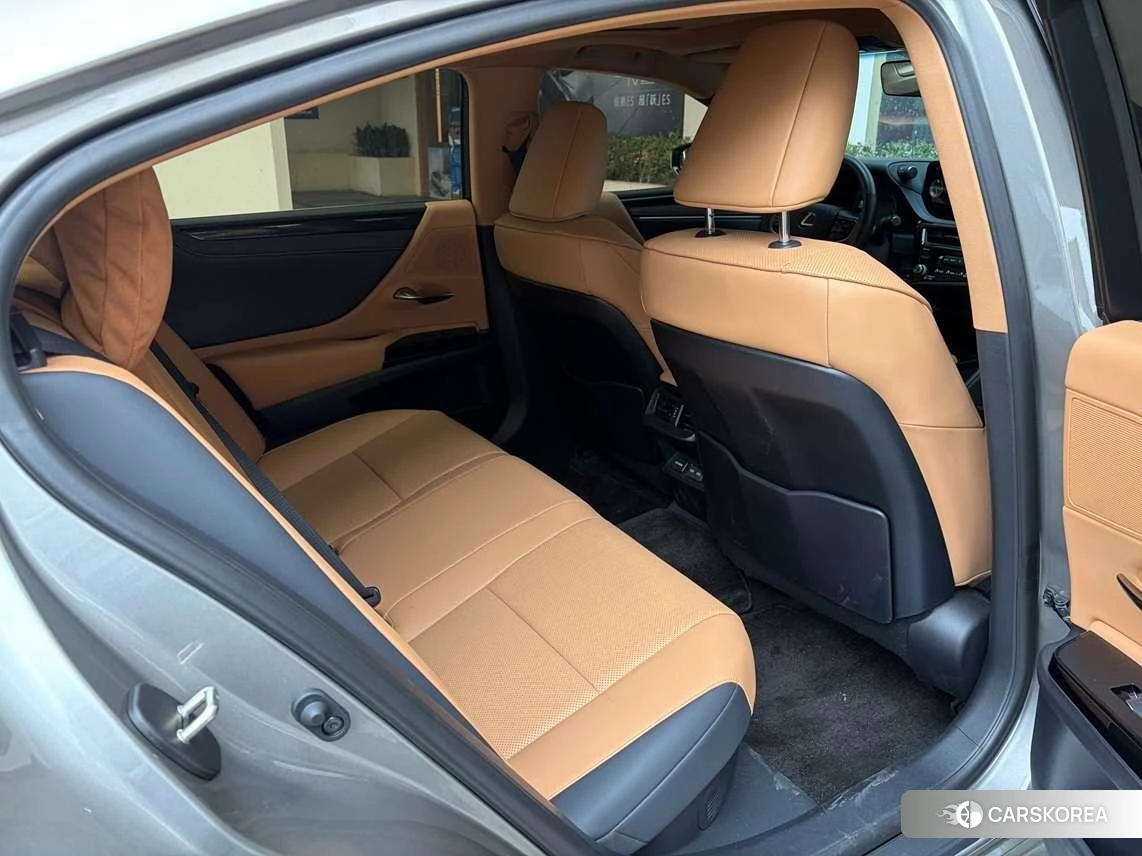 Lexus ES 2022 Серебристо-серый из Китая, фото 2