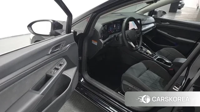 Volkswagen Golf 8th Generation 2024 Черный из Кореи, фото 2