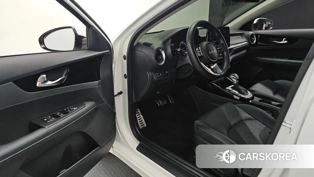 Kia The New K3 2nd generation 2023 Белый из Кореи, фото 2