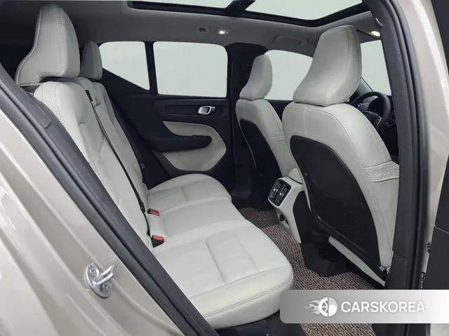 Volvo XC40 2023 Песочный из Кореи, фото 2