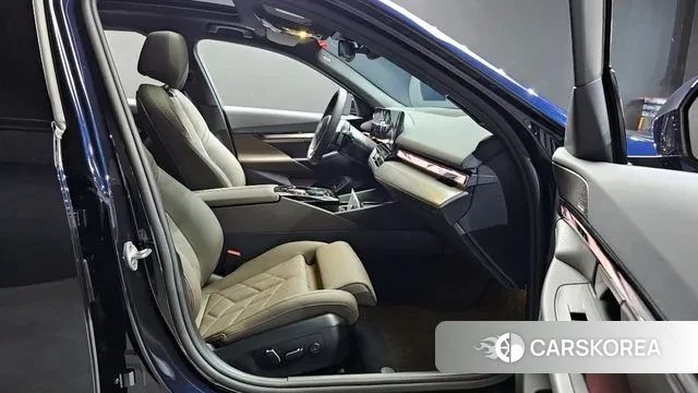 BMW 5 Series (G60) 2025 Черный из Кореи, фото 2