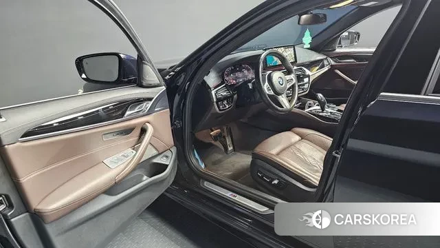 BMW 5 Series (G30) 2022 Черный из Кореи, фото 2