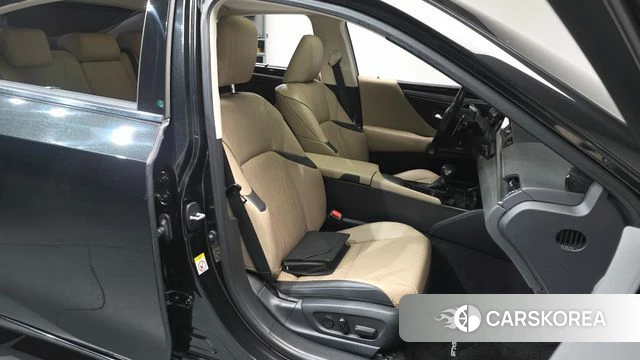 Lexus ES300h 7th generation 2019 Черный из Кореи, фото 2