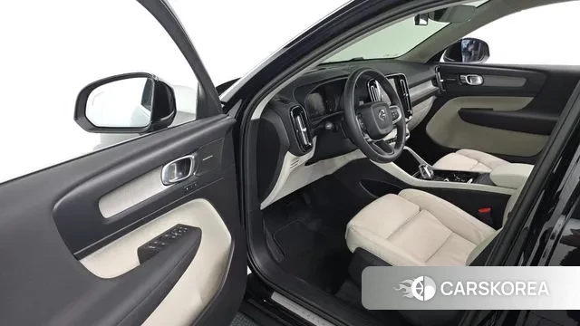 Volvo XC40 2023 Черный из Кореи, фото 2