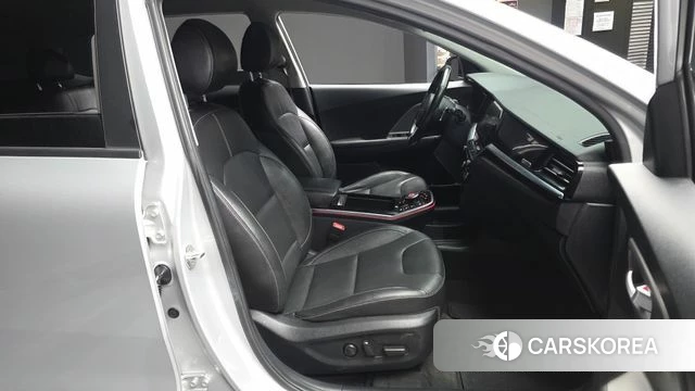 Kia Niro Plus 2022 Серебряный из Кореи, фото 2