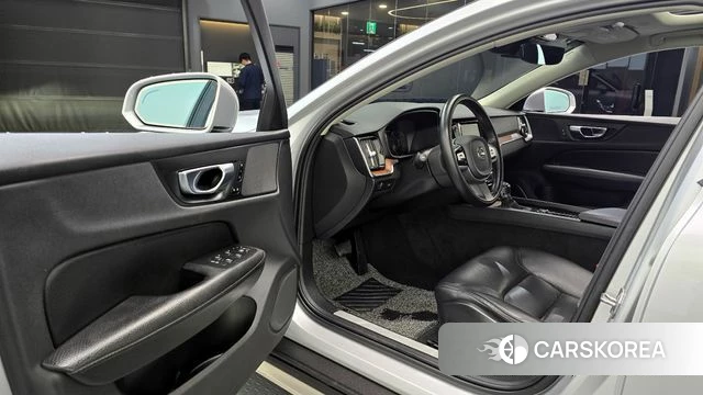 Volvo V60 Cross-Country 2nd Generation 2020 Серебряный из Кореи, фото 2