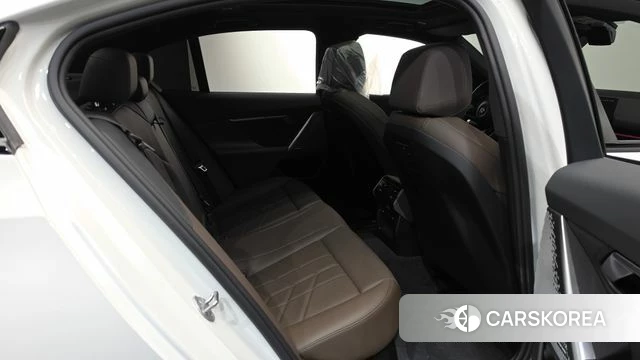 BMW 5 Series (G60) 2024 Белый из Кореи, фото 2