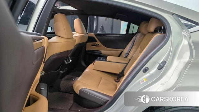 Lexus ES300h 7th generation 2019 Песочный из Кореи, фото 2