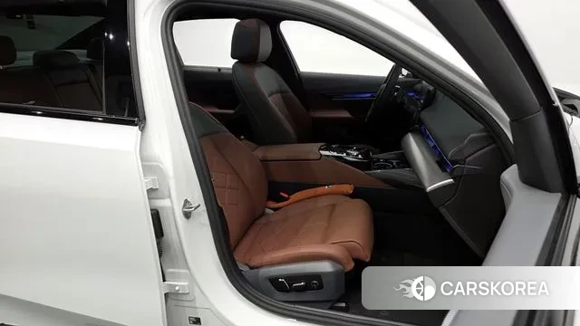 BMW 5 Series (G60) 2025 Белый из Кореи, фото 2