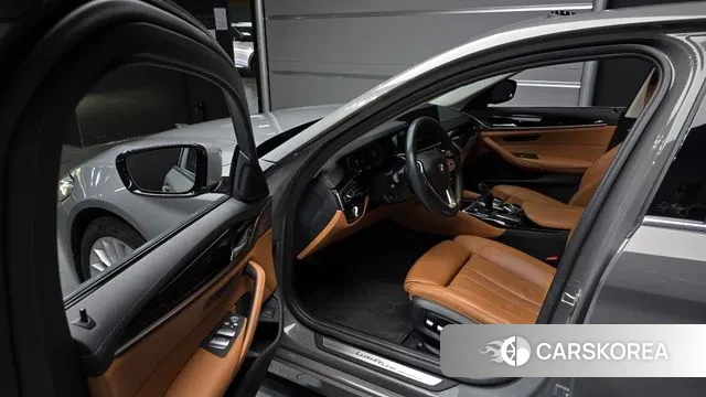 BMW 5 Series (G30) 2021 Серебристо-серый из Кореи, фото 2