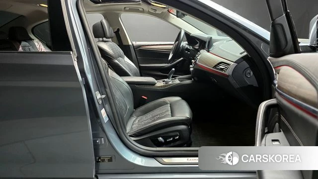 BMW 5 Series (G30) 2018 Серебристо-серый из Кореи, фото 2