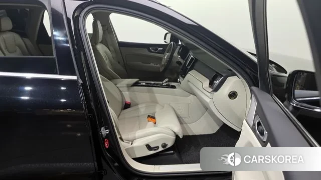 Volvo XC60 second Generation 2023 Черный из Кореи, фото 2