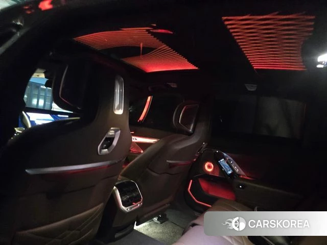 BMW 7 Series (G70) 2023 Светло-серебряный цвет из Кореи, фото 2