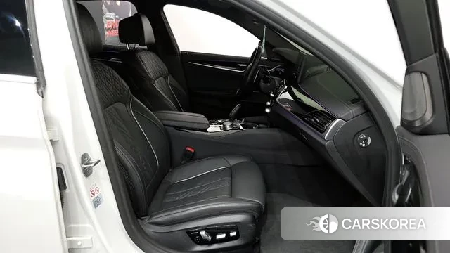 BMW 5 Series (G30) 2022 Белый из Кореи, фото 2