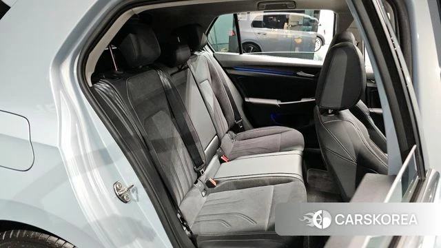 Volkswagen Golf 8th Generation 2025 Светло-серебряный цвет из Кореи, фото 2