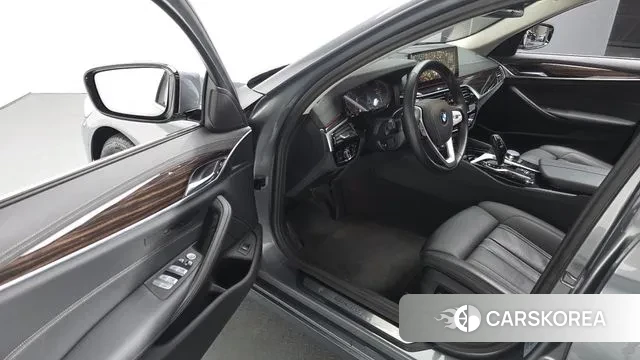 BMW 5 Series (G30) 2023 Серый из Кореи, фото 2