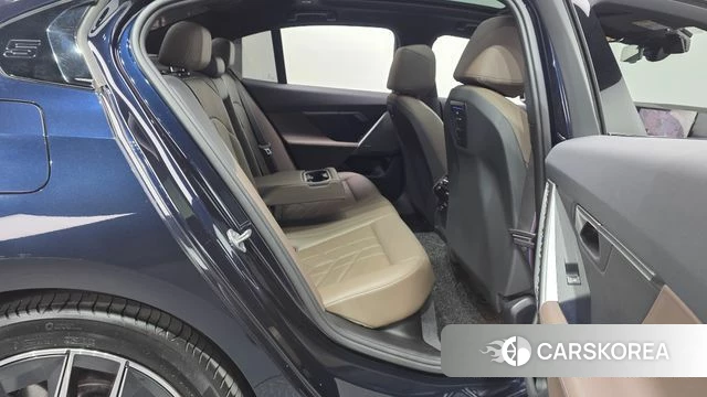 BMW 5 Series (G60) 2024 Черный из Кореи, фото 2