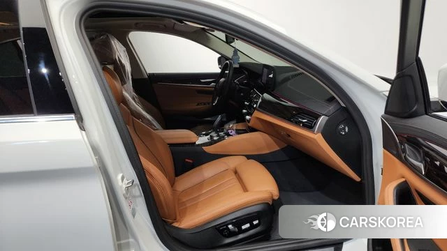 BMW 5 Series (G30) 2023 Белый из Кореи, фото 2