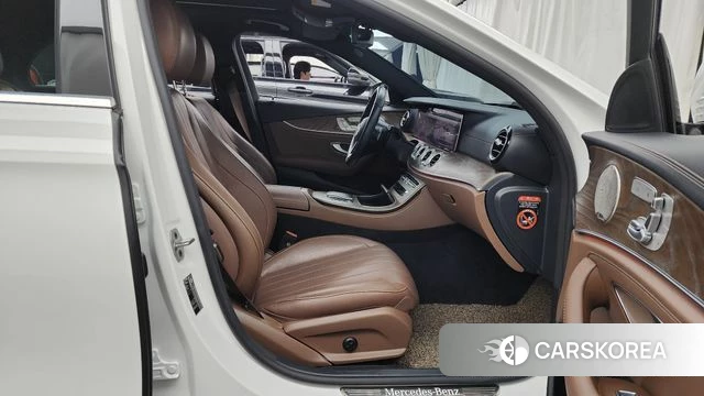 Mercedes-Benz E-Class W213 2023 Белый из Кореи, фото 2