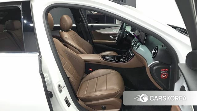 Mercedes-Benz E-Class W213 2021 Белый из Кореи, фото 2