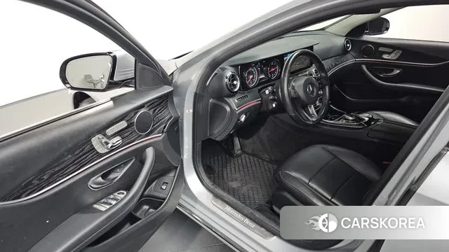 Mercedes-Benz E-Class W213 2018 Серебристо-серый из Кореи, фото 2