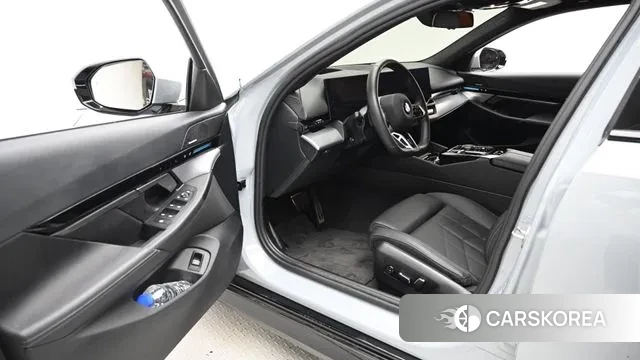 BMW 5 Series (G60) 2024 Серый из Кореи, фото 2