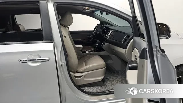 Kia The New Carnival 2018 Серебряный из Кореи, фото 2