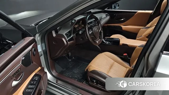Lexus ES300h 7th generation 2021 Серебристо-серый из Кореи, фото 2