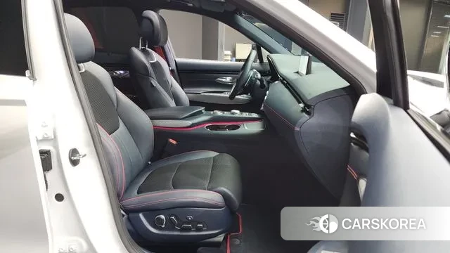 Genesis GV70 2023 Белый из Кореи, фото 2