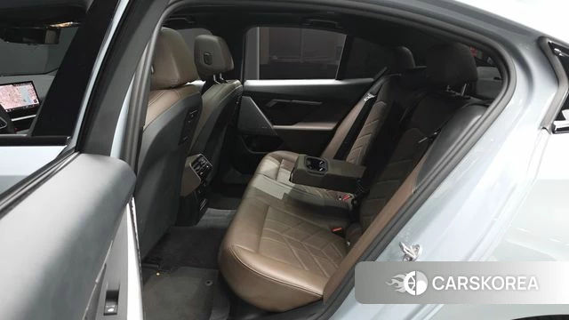 BMW 5 Series (G60) 2024 Серебристо-серый из Кореи, фото 2