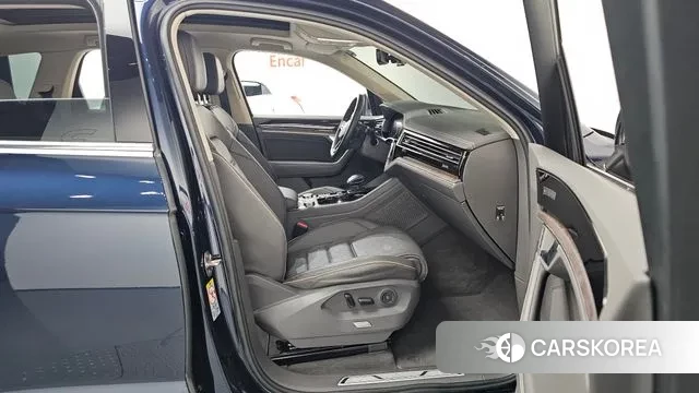 Volkswagen Touareg 3rd generation 2023 Синий из Кореи, фото 2